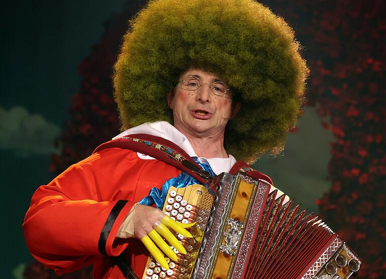 Schön bei der Verkleidung aufpassen, damit es nicht zu Missverständnissen kommt: Oti Schmelzer als Struwwelpeter bei der 'Fastnacht in Franken' im Jahr 2023. Schön bei der Verkleidung aufpassen, damit es nicht zu Missverständnissen kommt: Oti Schmelzer als Struwwelpeter bei der 'Fastnacht in Franken' im Jahr 2023. 