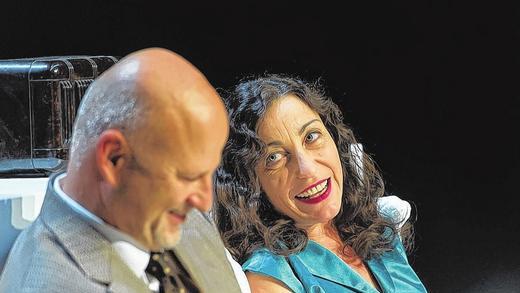 Nah beieinander: Lachen und Verzweiflung in Arthur Millers &bdquo;Scherben&ldquo;, inszeniert vom Hamburger Ernst-Deutsch Theater.