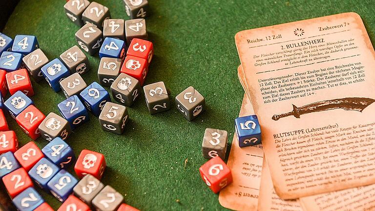 So viele Würfel brauchen Spieler selten für Brettspiele. Im „Tabletop” werden sie jedoch gebraucht, um die Kämpfe auszuwürfeln. So viele Würfel brauchen Spieler selten für Brettspiele. Im „Tabletop” werden sie jedoch gebraucht, um die Kämpfe auszuwürfeln.