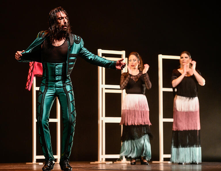 Flamenco-Tänzer Eduardo Guerrero mit den Sängerinnen Isabel Rivera Mora und Samara Montañez Romero.