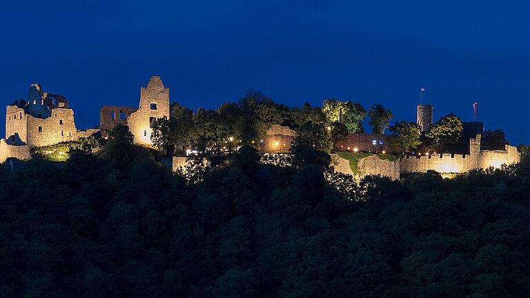 Burg in Flammen beim traditionellen Weinfest auf der Homburg - Wenn der FC Gössenheim im August rund um den Feiertag Maria Himmelfahrt zu seinem schon fast traditionellen Weinfest im Hof der Burgruine Homburg einlädt, erscheint das historische Gemäuer in den Nachtstunden in einem besonderen Licht. Besonders die Mauern auf der Talseite nach Gössenheim hin werden hier mit Strahlern beleuchtet. Auch Lampengirlanden zur Beleuchtung des Fußweges in die Burg tragen hier zur Stimmung und besonderen Atmosphäre der „Burg in Flammen” bei. Mit einem besonderen Musikangebot boten die Veranstalter auch diesmal wieder fränkische Weinfest-Romantik Im Innenhof an. An den verschiedenen Tagen spielten die Band Overdrive, die Gössenheimer Musikanten, die Allgäuer Tobelbachschränzer, die Rossinis und „Three 4 fun”. Angeboten wurden erlesene Weine verschiedener Rebsorten aus der Lage „Gössenheimer Homburg”, und in der Bocksbeutelbar fanden Kenner ausgewählte Köstlichkeiten bis hin zur Trockenbeerenauslese. Auch Biertrinker kamen am Pavillon bei Pils und Weißbier auf ihre Kosten. Der Gössenheimer Sportverein engagiert sich sehr stark für dieses Burgweinfest. (ONG) Burg in Flammen beim traditionellen Weinfest auf der Homburg - Wenn der FC Gössenheim im August rund um den Feiertag Maria Himmelfahrt zu seinem schon fast traditionellen Weinfest im Hof der Burgruine Homburg einlädt, erscheint das historische Gemäuer in den Nachtstunden in einem besonderen Licht. Besonders die Mauern auf der Talseite nach Gössenheim hin werden hier mit Strahlern beleuchtet. Auch Lampengirlanden zur Beleuchtung des Fußweges in die Burg tragen hier zur Stimmung und besonderen Atmosphäre der „Burg in Flammen” bei. Mit einem besonderen Musikangebot boten die Veranstalter auch diesmal wieder fränkische Weinfest-Romantik Im Innenhof an. An den verschiedenen Tagen spielten die Band Overdrive, die Gössenheimer Musikanten, die Allgäuer Tobelbachschränzer, die Rossinis und „Three 4 fun”. Angeboten wurden erlesene Weine verschiedener Rebsorten aus der Lage „Gössenheimer Homburg”, und in der Bocksbeutelbar fanden Kenner ausgewählte Köstlichkeiten bis hin zur Trockenbeerenauslese. Auch Biertrinker kamen am Pavillon bei Pils und Weißbier auf ihre Kosten. Der Gössenheimer Sportverein engagiert sich sehr stark für dieses Burgweinfest. (ONG)