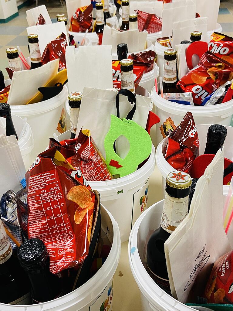 So sieht das aus, wenn die Karnevalsgesellschaft Knorrhalla zum 'Fasching im Eimer' einlädt. So sieht das aus, wenn die Karnevalsgesellschaft Knorrhalla zum 'Fasching im Eimer' einlädt.