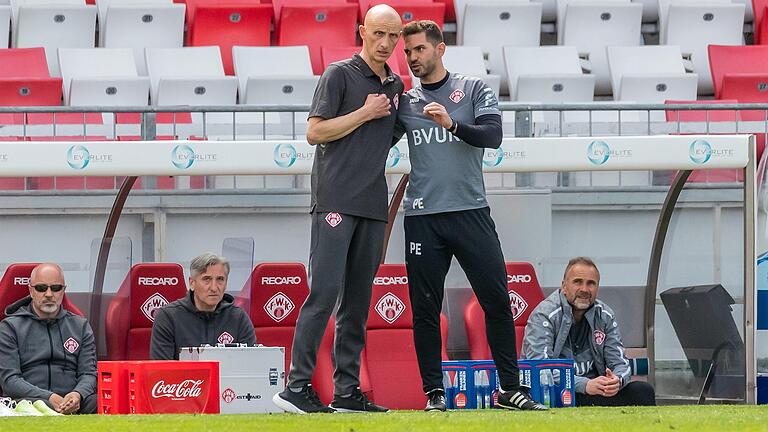 Kickers-Trainer Ralf Santelli mit Video Analyst Philipp Eckart.