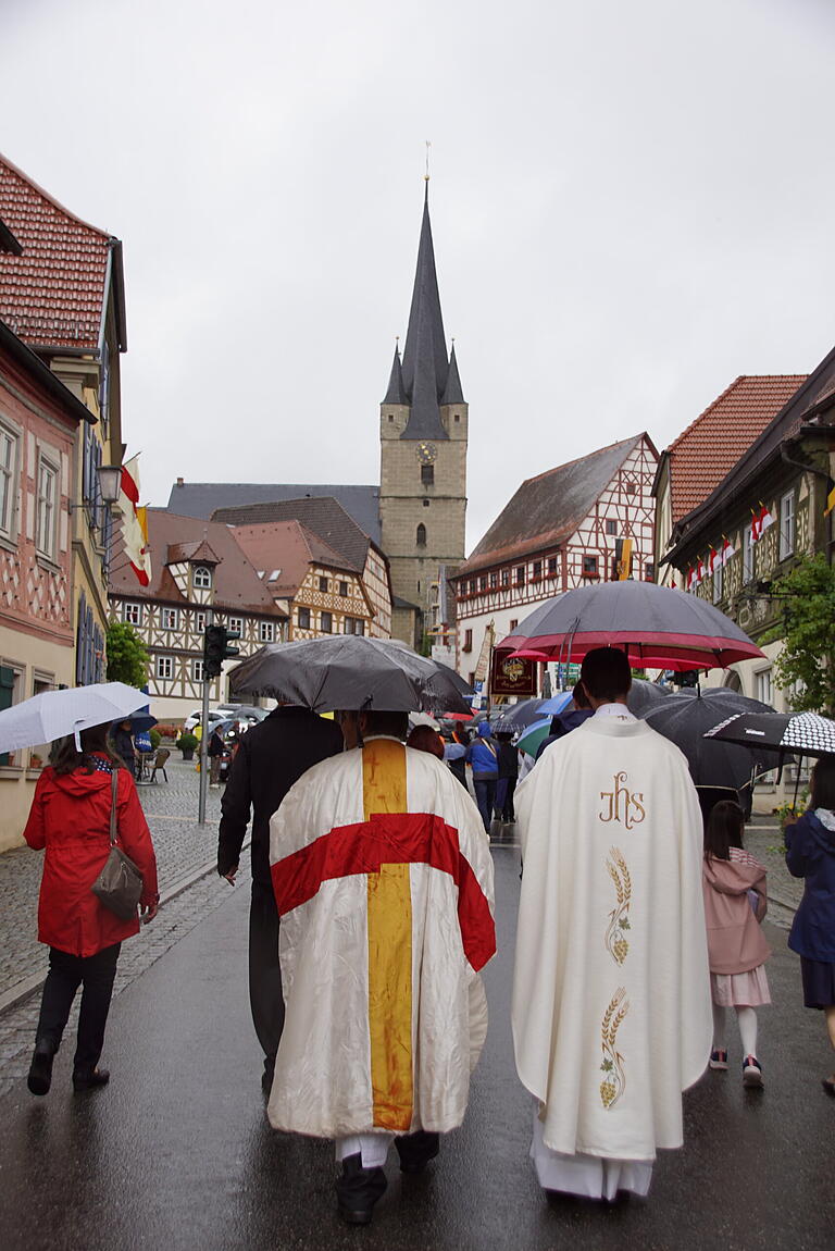 Mit Zeils Pfarrer Michael Erhart auf dem Weg zu seiner Taufkirche, in der Matthias Strätz (rechts) gleich seine Primiz feiern wird.