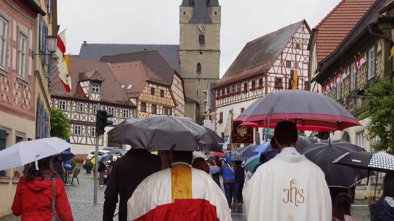 Mit Zeils Pfarrer Michael Erhart auf dem Weg zu seiner Taufkirche, in der Matthias Strätz (rechts) gleich seine Primiz feiern wird.