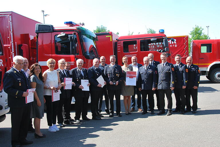 Diese Feuerwehrleute wurden mit staatliche Ehrenzeichen geehrt. Diese Feuerwehrleute wurden mit staatliche Ehrenzeichen geehrt. 