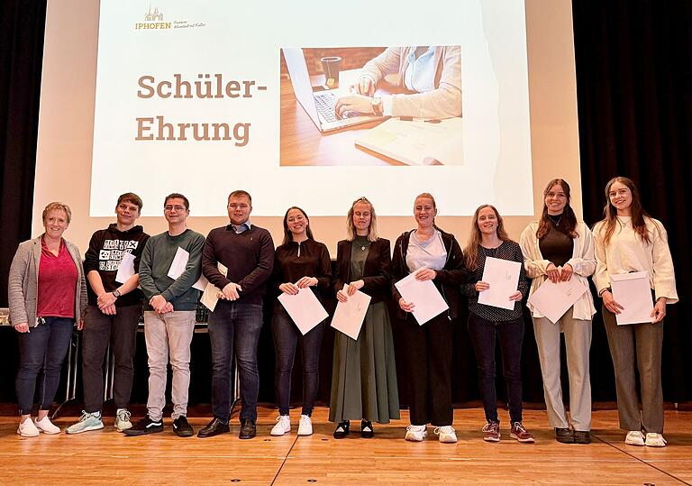 Iphofens Sportreferentin Peggy Knauer (links) gratulierte auch den in Schule und Beruf erfolgreichen jungen Menschen. Iphofens Sportreferentin Peggy Knauer (links) gratulierte auch den in Schule und Beruf erfolgreichen jungen Menschen.