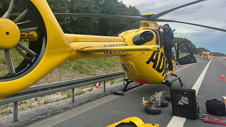 Bei einem Unfall in Richtung Nürnberg werden am Dienstagabend mehrere Personen verletzt. Ein Rettungshubschrauber, der auf der Fahrbahn gelandet war, konnte nicht mehr abheben. Bei einem Unfall in Richtung Nürnberg werden am Dienstagabend mehrere Personen verletzt. Ein Rettungshubschrauber, der auf der Fahrbahn gelandet war, konnte nicht mehr abheben.