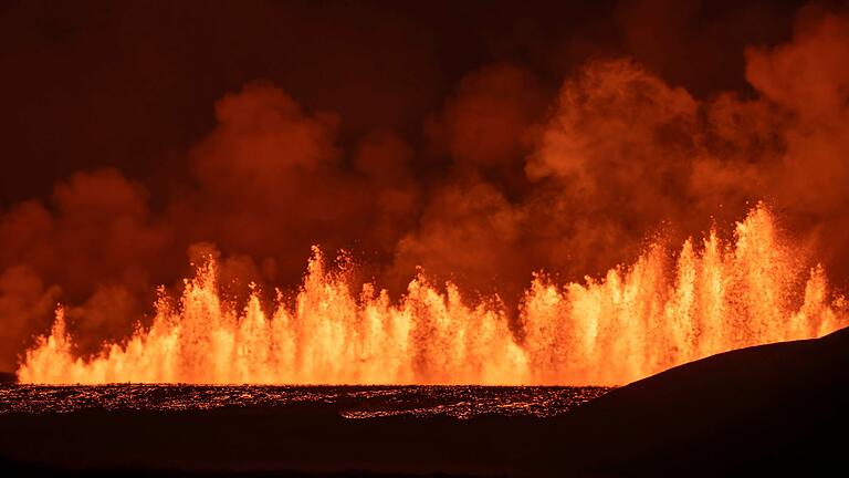 Vulkanausbruch auf Island - Eine Mauer aus Lava: der erneute Vulkanausbruch auf Island. Vulkanausbruch auf Island - Eine Mauer aus Lava: der erneute Vulkanausbruch auf Island.