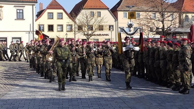 Musikalisch begleitet wurde die Zeremonie durch das Heeresmusikkorps aus Veitshöchheim.