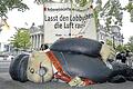 Lobbyismus im Berliner Politikbetrieb: Plakativ demonstrierten vor einigen Jahren mehrere Organisationen vor dem Reichstagsgebäude gegen den Einfluss vor allem von Wirtschaftslobbyisten. Aber auch sie haben im Umfeld des Bundestags mittlerweile starke Vertretungen aufgebaut, die in die Politik einwirken sollen.