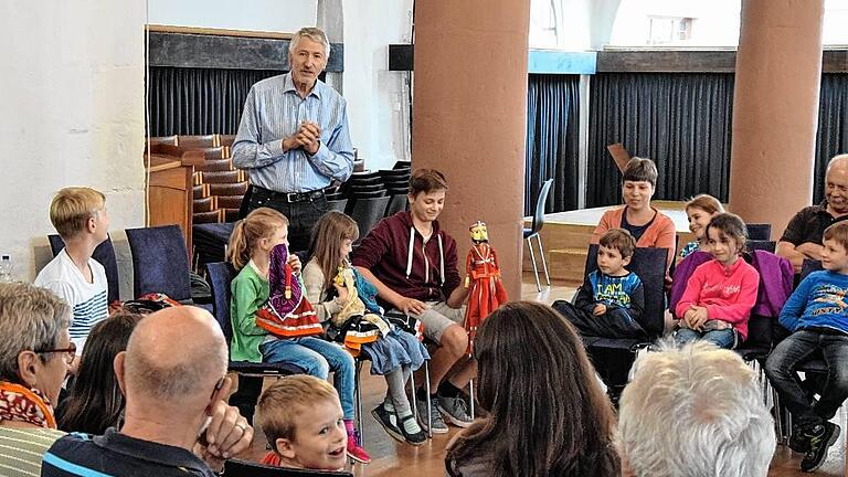 Mit seinem Puppenspiel &bdquo;Himgaury&ldquo; öffnete Friedel Liedhegener am Donnerstag im Alten Rathaus knapp 40 Zuschauern die Augen; nun wissen sie, woher Schneewittchen wirklich stammt.