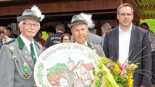 Zum neuen Schützenkönig wurde Olaf Herzberg (Mitte) proklamiert, der dieses Amt schon zum vierten Mal ausübt. Mit im Bild: 1. Vorsitzender Manfred Weigl (links) und Bürgermeister Matthias Bäuerlein. Zum neuen Schützenkönig wurde Olaf Herzberg (Mitte) proklamiert, der dieses Amt schon zum vierten Mal ausübt. Mit im Bild: 1. Vorsitzender Manfred Weigl (links) und Bürgermeister Matthias Bäuerlein.