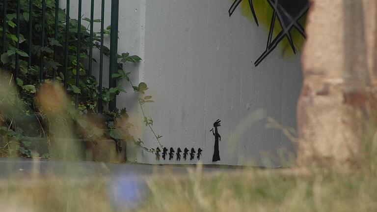 Fast unscheinbar: Das Graffito in der Unterführung nach Wombach.