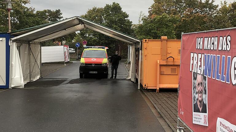 Am Freitagvormittag waren Techniker des Landratsamts und Mitarbeiter des BRK noch mit letzten Aufbauarbeiten an der Covid-Teststation in Gerolzhofen beschäftigt.