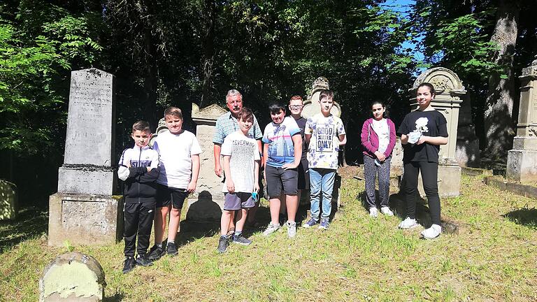 Die Ethikgruppe der 5. Jahrgangsstufe der Mittelschule mit Lehrer Klaus Schiffmann beim Besuch des jüdischen Friedhofs in Bad Neustadt.