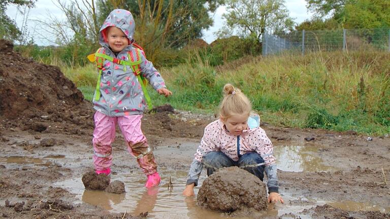 Matschepampe! Die Kinder des Kindergartens St. Vinzenz beschäftigen sich beim Wiesentag vor allem mit ganz natürlichem Spielmaterial. Möglich ist das, weil der Kindergarten in einem Förderprogramm ist.&nbsp;