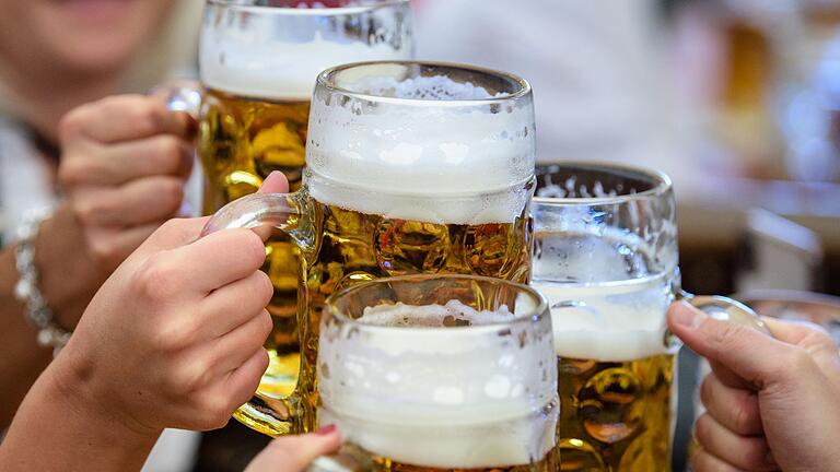 Im Bierzelt       -  Das Wiesnbier wird eigens für das Volksfest gebraut und ist mit etwa sechs Prozent Alkoholgehalt besonders stark. (Archivbild)