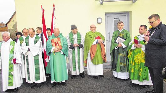 Riedbachs Bürgermeister Bernd Fischer empfängt den neuen Pfarrer Mariusz Falk an seiner neuen Wohnung, dem Pfarrheim in Aidhausen. Mit einem großen Tross geht es dann zur Kirche. Riedbachs Bürgermeister Bernd Fischer empfängt den neuen Pfarrer Mariusz Falk an seiner neuen Wohnung, dem Pfarrheim in Aidhausen. Mit einem großen Tross geht es dann zur Kirche.