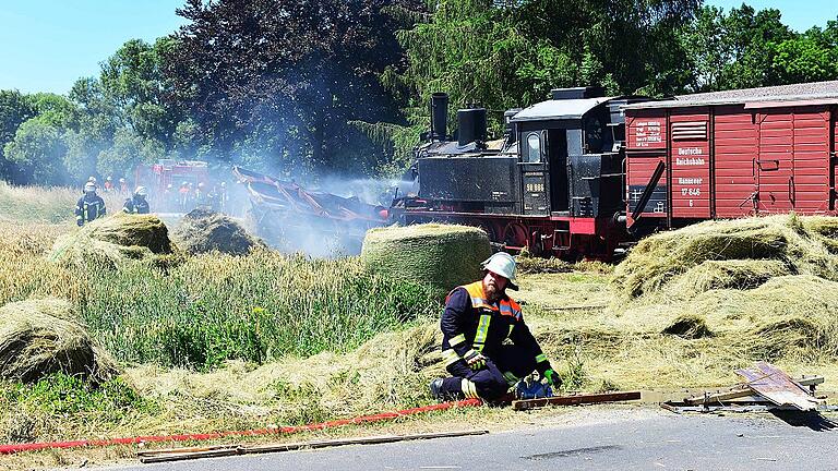 Das Rhön-Zügle kollidierte am Sonntag in Ostheim mit einem Traktor. Die auf dem Anhänger geladenen Heuballen gingen in Flammen auf.