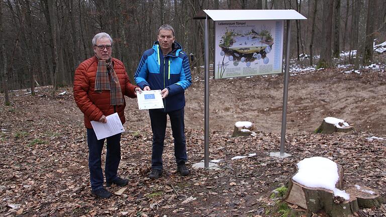 Der&nbsp; Vorsitzender der Leader-Aktionsgruppe Alfred Beetz überreichte Jürgen Hönninger von der Nabu-Gruppe die Leader-Plakette.