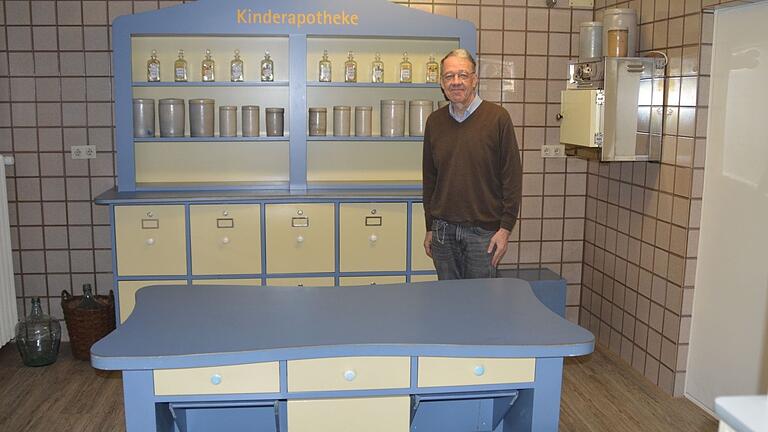 Museumsleiter Eric Martin freut sich über den Heidelberger Neuzugang: Ab dem 19. Mai ist eine Kinderapotheke fester Bestandteil des Museums Obertor-Apotheke.