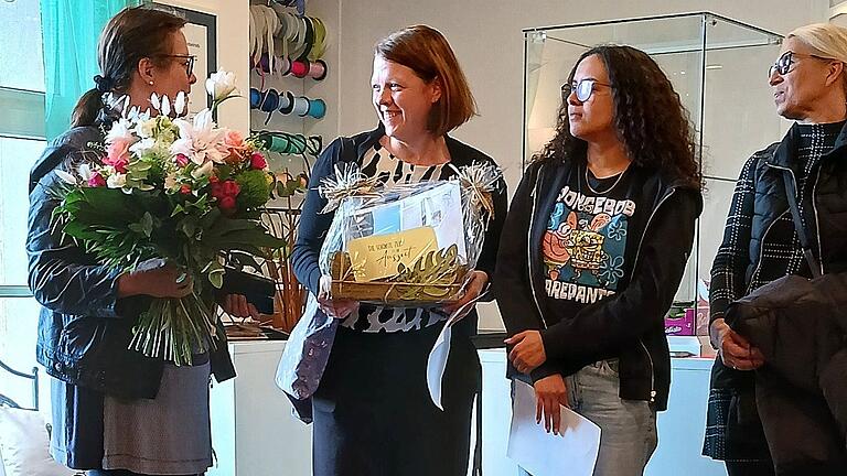 Henriette Dinkel gratuliert Gertrud Türk zum Arbeitsjubiläum.