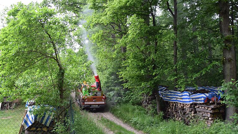 Mit einem Großraumsprüher wird am Waldrand bei Schraudenbach ein Biozid gegen den Schwammspinner ausgebracht, um die Anwohner vor den Raupen zu schützen.