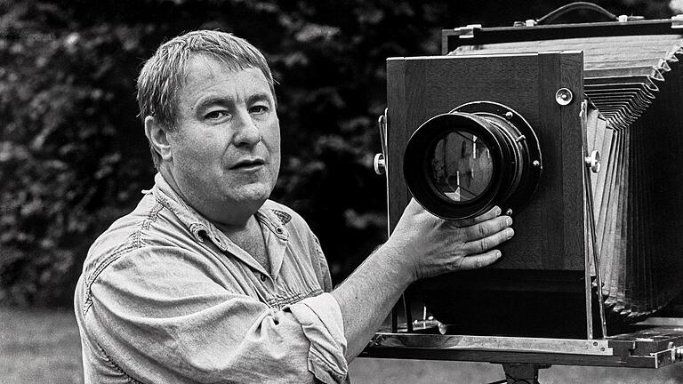 Valentin Schwab mit Balgenkamera: Jetzt zeigt das Museum im Kulturspeicher Würzburg - zehn Jahre nach seinem Tod - in einer großen Werkschau die Arbeiten des Fotografen aus Arnstein.