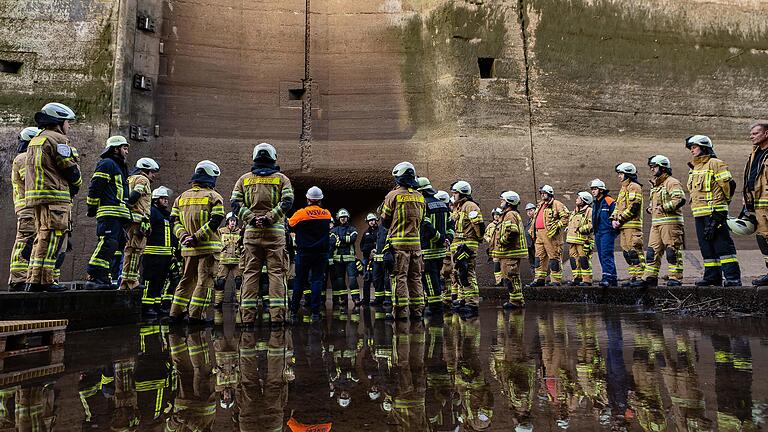 Die Mitglieder der Feuerwehr nutzten die trockengelegte Schleuse Limbach für eine Übung.