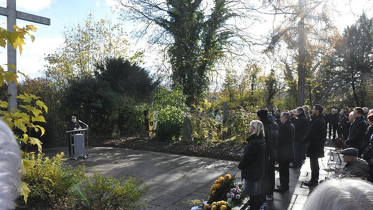 Gedenkstunde zum Volkstrauertag am Ostlandkreuz in Werneck. Dazu eingeladen hatten am Sonntag der Markt Werneck und der Bund der Vertriebenen Kreis Schweinfurt.