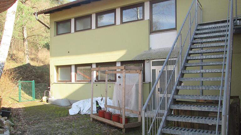 Könnte das ehemalige Schwesternheim neben dem Kindergarten Machtilshausen den Platzmangel in den Kitas verringern? Auch ein Anbau des Kindergartens Langendorf könnte eine Lösung bieten.       -  Könnte das ehemalige Schwesternheim neben dem Kindergarten Machtilshausen den Platzmangel in den Kitas verringern? Auch ein Anbau des Kindergartens Langendorf könnte eine Lösung bieten.