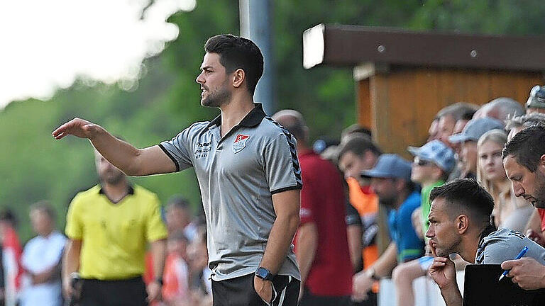 Victor Kleinhenz im Interview       -  Unser Archivbild zeigt Victor Kleinhenz als Trainer des TSV Aubstadt bei einem Testspiel in seinem Heimatort Wartmannsroth. Gegner seinerzeit war der FC Fuchsstadt.