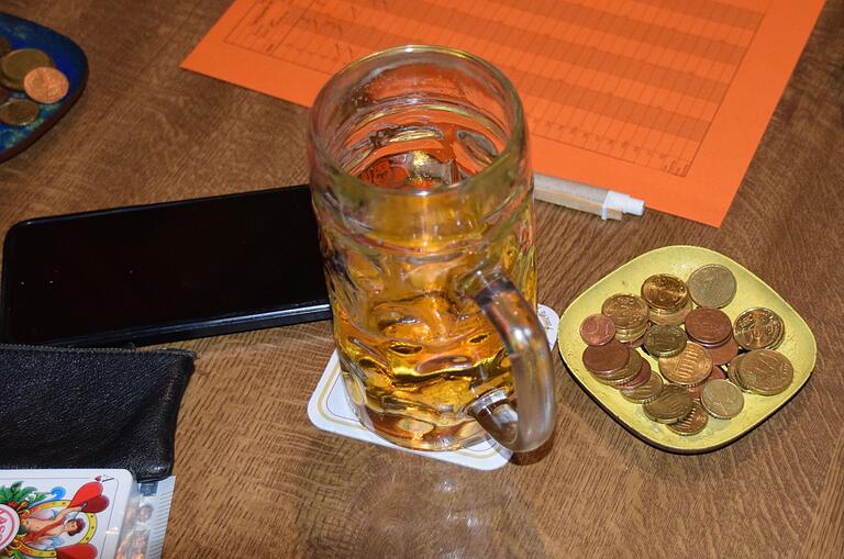 Getränk, Geldmünzen und Punktetabelle beim Schafkopf-Stammtisch 'Alter Knochen'. Getränk, Geldmünzen und Punktetabelle beim Schafkopf-Stammtisch 'Alter Knochen'.