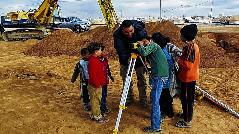 Tobias Burger und Kinder im jordanischen Camp al Zaatari.