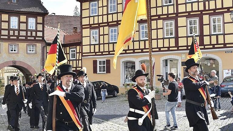 Im Stechschritt brachte die Fahnenabordnung die Fahne auf den Marktplatz.