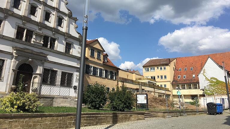 Blick vom Martin-Luther-Platz aus auf das Kulturforum-Areal, links das Alte Gymnasium.