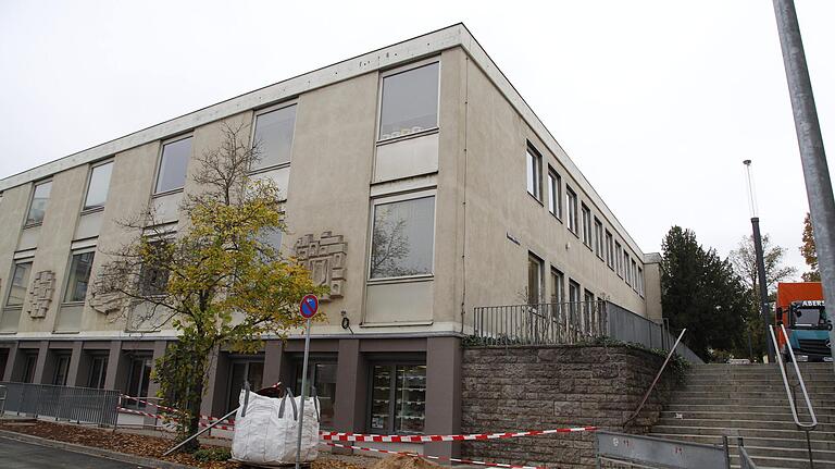 Doppelt so hoch wie der Rückertbau wäre der Neubau des Pflegeheimes am Martin-Luther-Platz, außerdem wird ein Teil des Parkplatzes Richtung Post benötigt.