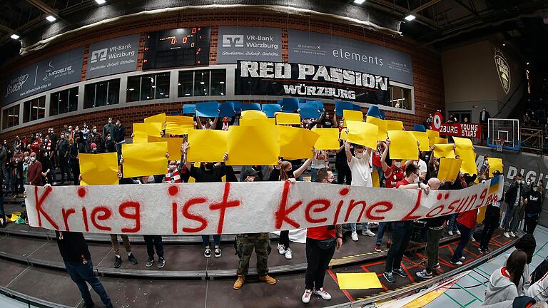 Fans von Ulm und den Baskets zeigen Solidarität mit der Ukraine.