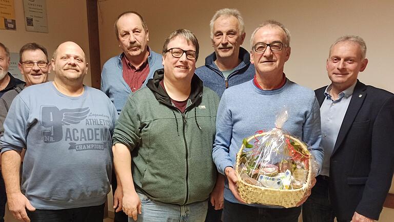 Im Bild zu sehen: Rudi Gehr (neuer Schriftführer), Horst Vollmuth (Beisitzer), Martin Beßler (Kassier), Stefan Fuchs (2. Vorstand), Michael Friedrich (neuer 1. Vorstand), Uli Göb (Beisitzer), Burkard Pfeuffer (ehemaliger 1. Vorstand) und 2. Bürgermeister Stefan Schäflein. Im Bild zu sehen: Rudi Gehr (neuer Schriftführer), Horst Vollmuth (Beisitzer), Martin Beßler (Kassier), Stefan Fuchs (2. Vorstand), Michael Friedrich (neuer 1. Vorstand), Uli Göb (Beisitzer), Burkard Pfeuffer (ehemaliger 1. Vorstand) und 2. Bürgermeister Stefan Schäflein.