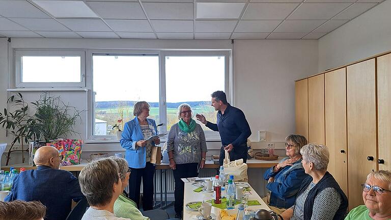 Im Bild zu sehen sind die VdK-Frauenvertreterinnen Therese Englert und Lorette Weiß mit VdK-Bezirksgeschäftsführer Carsten Vetter.