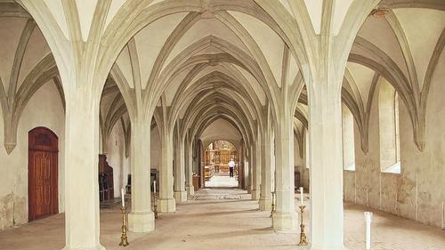 Pure Gotik: Am Ende der Grufthalle öffnet sich das Portal zur Kirche.