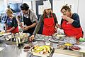 Lecker und gesund: Bei den Fortbildungen der Sarah-Wiener-Stiftung wie hier in der Schulküche der Kolpingschule geht es darum, Kindern und Jugendlichen ein Gespür für sinnvolles und gesundes Verhalten beim Kochen und Essen zu geben. Erzieher und Pädagogen folgen den Rezepten der Köchin Sarah Wiener.