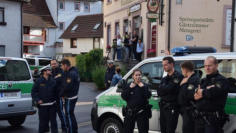 Großes Polizeiaufgebot: Rund 30 Polizisten und etliche Streifenwagen waren am Mittwochabend vor dem Wiesthaler Hof positioniert. Drinnen fand eine AfD-Wahlveranstaltung statt. Draußen protestierten Gegendemonstranten. Großes Polizeiaufgebot: Rund 30 Polizisten und etliche Streifenwagen waren am Mittwochabend vor dem Wiesthaler Hof positioniert. Drinnen fand eine AfD-Wahlveranstaltung statt. Draußen protestierten Gegendemonstranten.