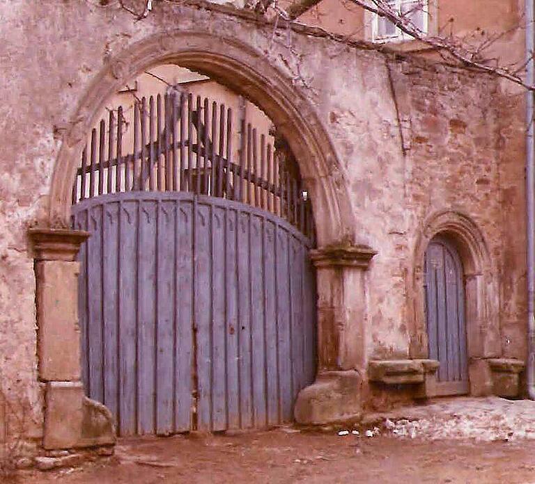 So sahen das Tor und die Tür mit ihren steinernen Rundbogen im Eichfelder Dorfzentrum früher aus. Im Rahmen der Dorferneuerung wird die Kombination nach altem Vorbild wieder aufgebaut. So sahen das Tor und die Tür mit ihren steinernen Rundbogen im Eichfelder Dorfzentrum früher aus. Im Rahmen der Dorferneuerung wird die Kombination nach altem Vorbild wieder aufgebaut.