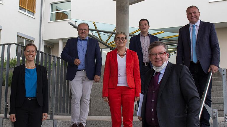 Im Gespräch über die Folgen von Corona sowie die allgemeine Krankenhausentwicklung (von links): KU-Vorstände Eva von Vietinghoff-Scheel, Alexander Schraml, Bundestagsabgeordnete Sabine Dittmar, Main-Klinik-Geschäftsführer Christian Schell, Landrat Thomas Eberth und Landtagsabgeordneter Volkmar Halbleib.