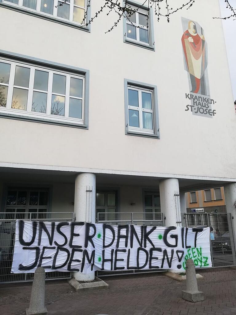 Während der Hochphase der Corona-Pandemie hing dieses Dankeschön an die Mitarbeiter am St. Josefs-Krankenhaus in Schweinfurt. Während der Hochphase der Corona-Pandemie hing dieses Dankeschön an die Mitarbeiter am St. Josefs-Krankenhaus in Schweinfurt. 