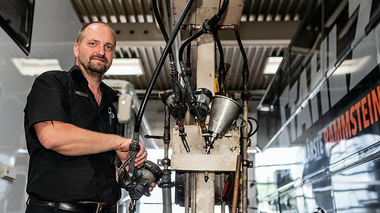 Gerry Gläsmann arbeitet seit zehn Jahren in der Mercedes-Benz-Werkstatt am Autohof. Früher kamen über die Autobahn deutlich mehr Aufträge.