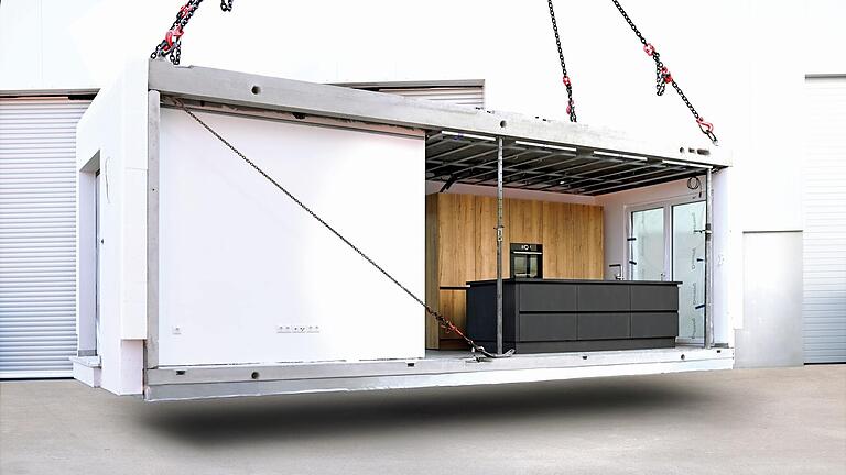 Die einzelnen Raummodule wie hier die Küche werden in der '(T)Raumfabrik' von Dennert in Schlüsselfeld vorproduziert und dann verladen. Die einzelnen Raummodule wie hier die Küche werden in der '(T)Raumfabrik' von Dennert in Schlüsselfeld vorproduziert und dann verladen.