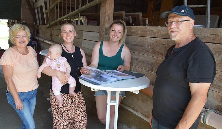 Interessierte Besucher: Auch die Saaler Bürgermeisterin Conny Dahinten (links), ihr Ehemann Ewald (rechts), ihre Tochter Laura (2. von rechts) und Julia Schulz mit der kleinen Nele schauten sich am Aktionstag auf dem Anwesen der Familie Behr um. Interessierte Besucher: Auch die Saaler Bürgermeisterin Conny Dahinten (links), ihr Ehemann Ewald (rechts), ihre Tochter Laura (2. von rechts) und Julia Schulz mit der kleinen Nele schauten sich am Aktionstag auf dem Anwesen der Familie Behr um.